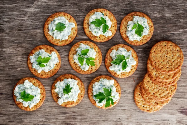 Bisquit cracker appetizers with cottage chees and parsley topping — Stock Photo, Image