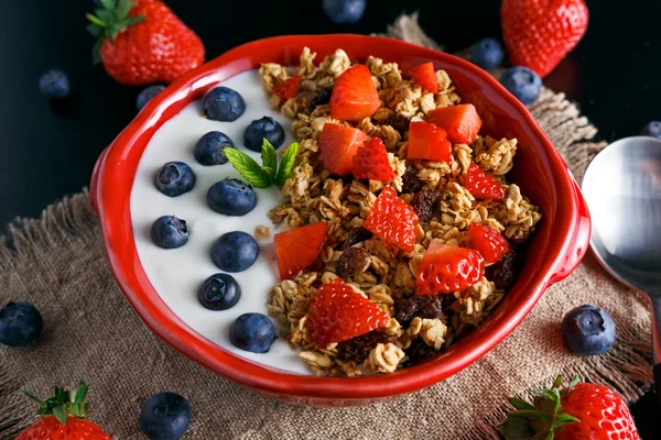 Granola de casă Mic dejun cu iaurt și fructe proaspete de pădure. concepte alimente de sănătate — Fotografie, imagine de stoc