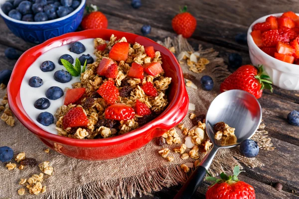 Homemade granola Breakfast with yogurt and fresh fruit berries. concepts health food — Stock Photo, Image