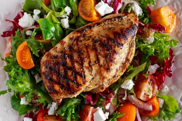 Gegrilltes Hähnchenbrustfilet mit frischen Tomaten Gemüsesalat. Konzept gesunde Ernährung. — Stockfoto