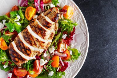 Taze domates sebze salata ızgara tavuk göğsü fileto. kavram sağlıklı gıda.