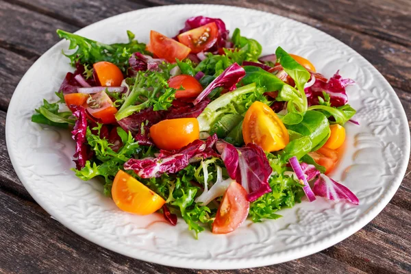 Tomates coloridos de verão Vermelho, salada amarela com legumes. conceito alimentos saudáveis . — Fotografia de Stock