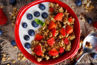 Ev yapımı granola kahvaltı yoğurt ve taze meyve çilek ile. kavramları sağlık gıda