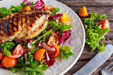 Taze domates sebze salata ızgara tavuk göğsü fileto. kavram sağlıklı gıda.