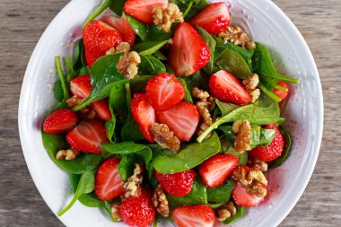 Yaz meyve vejetaryen ıspanak çilek Fındık salata. kavramları sağlık gıda