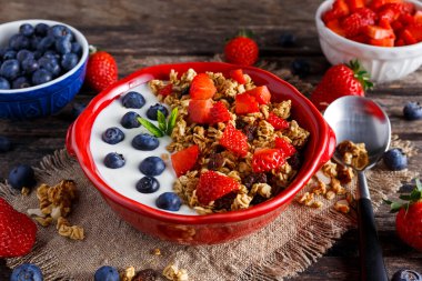 Ev yapımı granola kahvaltı yoğurt ve taze meyve çilek ile. kavramları sağlık gıda