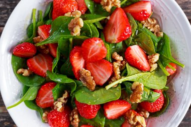 Yaz meyve vejetaryen ıspanak çilek Fındık salata. kavramları sağlık gıda