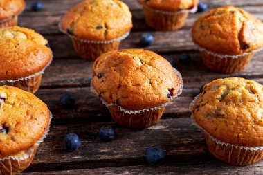 Ahşap masa üzerinde taze çilek ile ev yapımı Blueberry Muffins. Seçilen odak