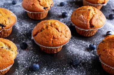 Ev yapımı Blueberry Muffins pudra şekeri ile taze çilek.