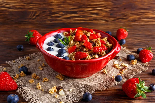 Homemade granola Breakfast with yogurt and fresh fruit berries. concepts health food — Stock Photo, Image