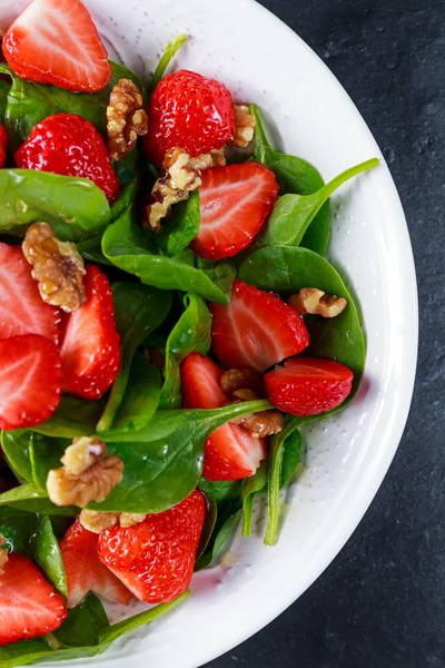 Sommaren frukt Vegan spenat Strawberry nötter sallad. begreppen hälsokost — Stockfoto