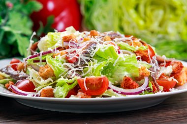 Hamsi ve parmesan ile taze sağlıklı klasik Sezar salatası. Seçilen odak.