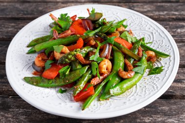 Karides ve kuşkonmaz stir fry gıda beyaz plaka üzerinde