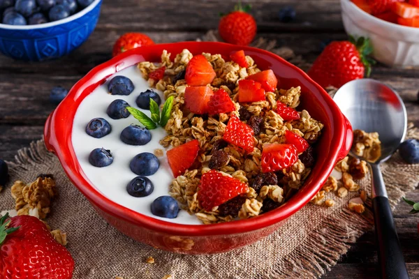 Granola casera Desayuno con yogur y bayas de frutas frescas. conceptos alimentos saludables —  Fotos de Stock