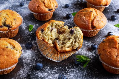 Ev yapımı Blueberry Muffins pudra şekeri ile taze çilek.