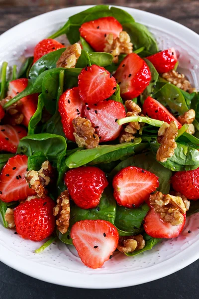 Yaz meyve vejetaryen ıspanak çilek Fındık salata. kavramları sağlık gıda