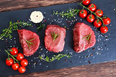 Taze çiğ dana biftek Mignon, tuz, karabiber, kekik ve sarımsak ile.