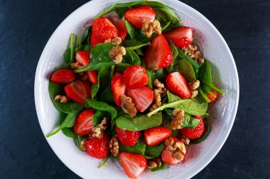 Yaz meyve vejetaryen ıspanak çilek Fındık salata. kavramları sağlık gıda