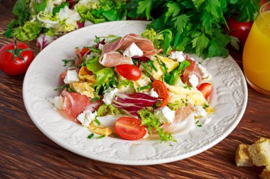 Taze kahvaltı omlet Parma jambonu, peynir ve sebze salatası