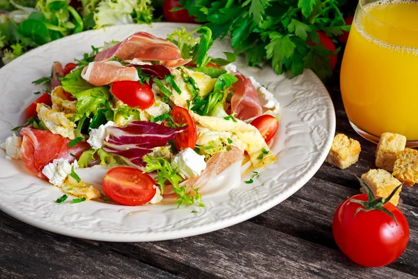 Taze kahvaltı omlet Parma jambonu, peynir ve sebze salatası