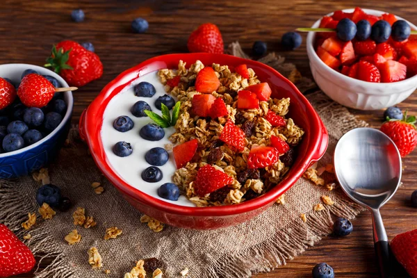 Granola casera Desayuno con yogur y bayas de frutas frescas. conceptos alimentos saludables —  Fotos de Stock