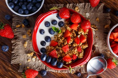 Ev yapımı granola kahvaltı yoğurt ve taze meyve çilek ile. kavramları sağlık gıda