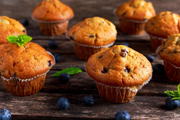 Ahşap masa üzerinde taze çilek ile ev yapımı Blueberry Muffins. — Stok fotoğraf