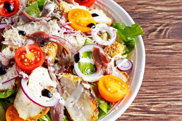 Insalata di cedro con filetti di pollo alla griglia, anelli di cipolla rossa, lattuga, pomodorini arancioni, crostini, parmigiano grattugiato, acciughe stagionate — Foto Stock