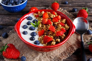 Ev yapımı granola kahvaltı yoğurt ve taze meyve çilek ile. kavramları sağlık gıda