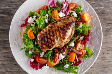 Taze domates sebze salata ızgara tavuk göğsü fileto. kavram sağlıklı gıda.