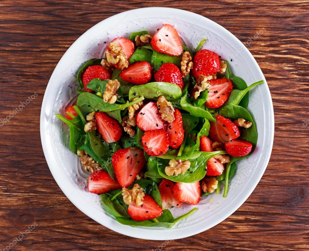 Sommerfrucht veganer Spinat Erdbeer Nüsse Salat. Konzepte gesunde ...