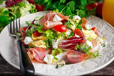 Taze kahvaltı omlet Parma jambonu, peynir ve sebze salatası.