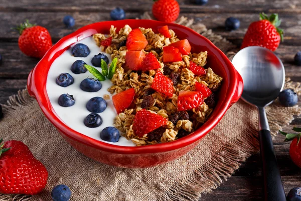 Granola casera Desayuno con yogur y bayas de frutas frescas. conceptos alimentos saludables —  Fotos de Stock