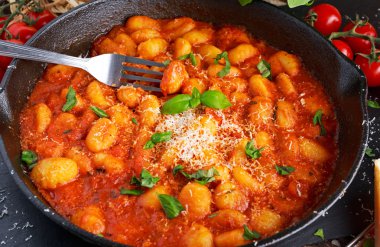 Ev yapımı İtalyan Gnocchi marinara soslu peynirli demir pan