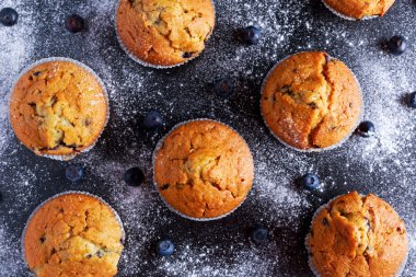 Ev yapımı Blueberry Muffins pudra şekeri ile taze çilek.