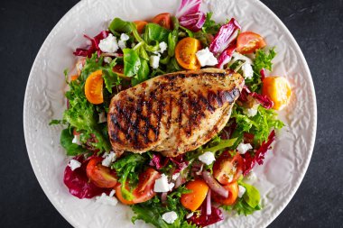 Taze domates sebze salata ızgara tavuk göğsü fileto. kavram sağlıklı gıda.