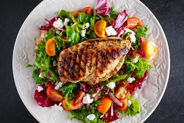 Жареное филе куриной грудки с салатом из свежих овощей и помидоров. концепция здорового питания . — стоковое фото