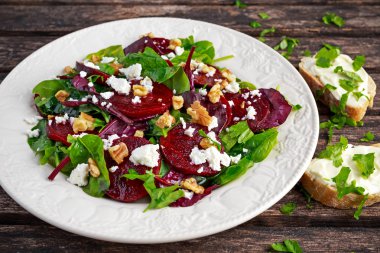 Taze tatlı bebek ıspanak, lahana marul, fındık, beyaz peynir ve tost ile sağlıklı pancar salatası erimiş