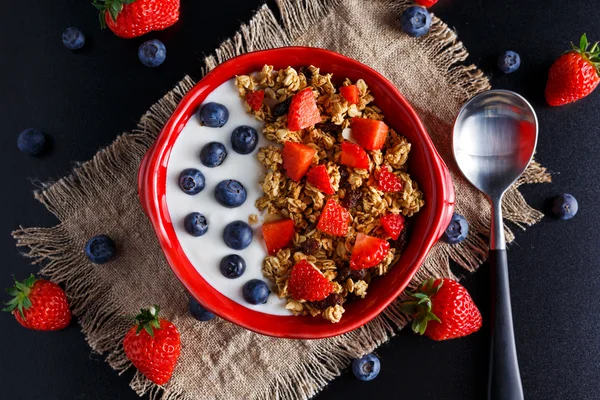 Σπιτικό granola πρωινό με γιαούρτι και μούρα φρέσκα φρούτα. έννοιες υγιεινής διατροφής — Φωτογραφία Αρχείου