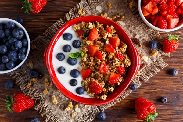 Granola casera Desayuno con yogur y bayas de frutas frescas. conceptos alimentos saludables —  Fotos de Stock