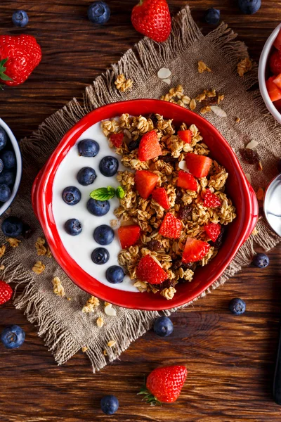 Домашня гранола Сніданок з йогуртом та свіжими фруктовими ягодами. концепції здорового харчування — стокове фото