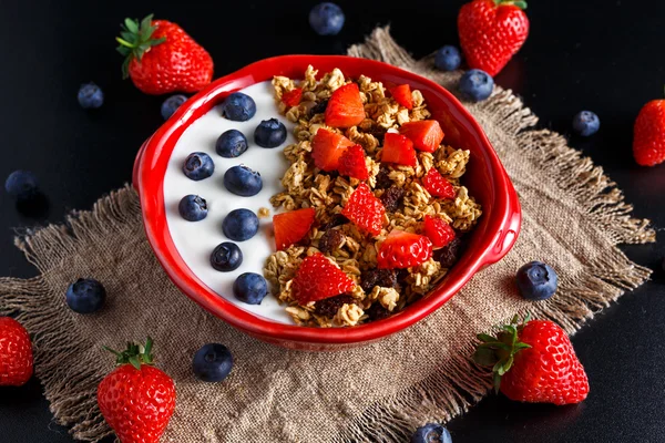 Σπιτικό granola πρωινό με γιαούρτι και μούρα φρέσκα φρούτα. έννοιες υγιεινής διατροφής — Φωτογραφία Αρχείου