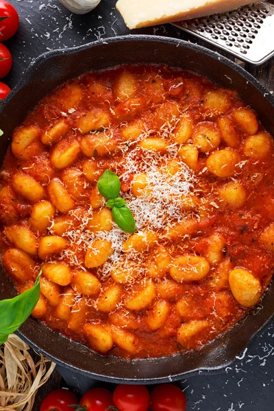 Домашні італійські галушки з соусом Маринара, сиру в заліза каструлю — стокове фото