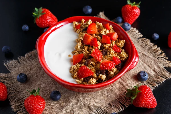 Granola de casă Mic dejun cu iaurt și fructe proaspete de pădure. concepte alimente de sănătate — Fotografie, imagine de stoc