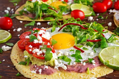 Huevos Rancheros kahvaltı tostadas avokado, beyaz peynir ve sebze ile.