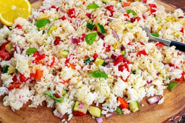 Ev yapımı sıcak pirinç ve sebzeler, otlar ahşap tahta üzerinde