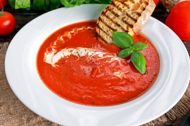 Yumuşak ve tatlı domates çorbası, fesleğen ile terbiyeli sarımsak