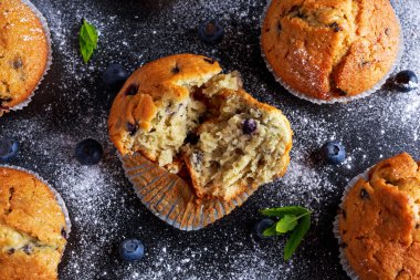 Ev yapımı Blueberry Muffins pudra şekeri ile taze çilek.