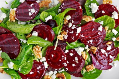 Taze tatlı bebek ıspanak, lahana marul, fındık, beyaz peynir ve tost ile sağlıklı pancar salatası erimiş .