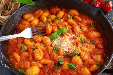 Ev yapımı İtalyan Gnocchi marinara soslu peynirli demir pan